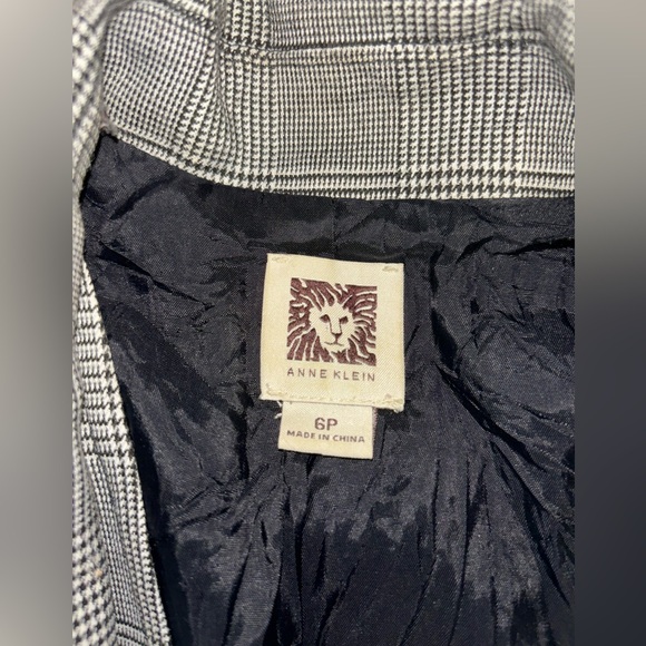 Anne Klein grey blazer. Size 6 Petite. - Picture 2 of 2